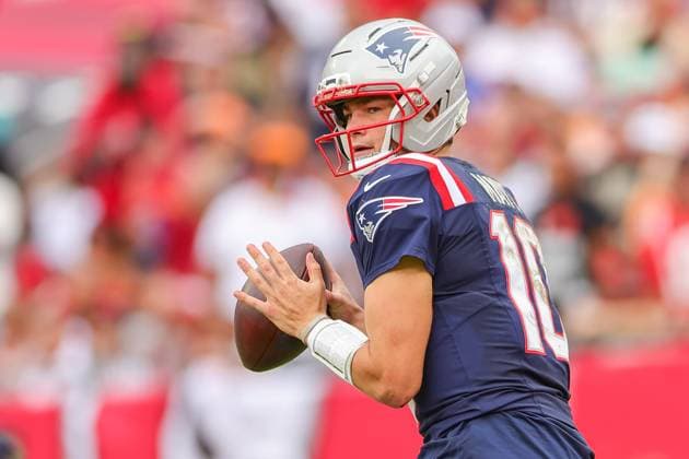 November 9, 2025, Tampa, Florida, USA: New England Patriots quarterback DRAKE MAYE (10) looks to throw a pass at the National Football League Week 10 game between the New England Patriots and the Tampa Bay Buccaneers, New England Patriots win 28-23, at Raymond James Stadium. Tampa USA - ZUMAs335 20251109_znp_s335_015 Copyright: xMatthewxSmithx