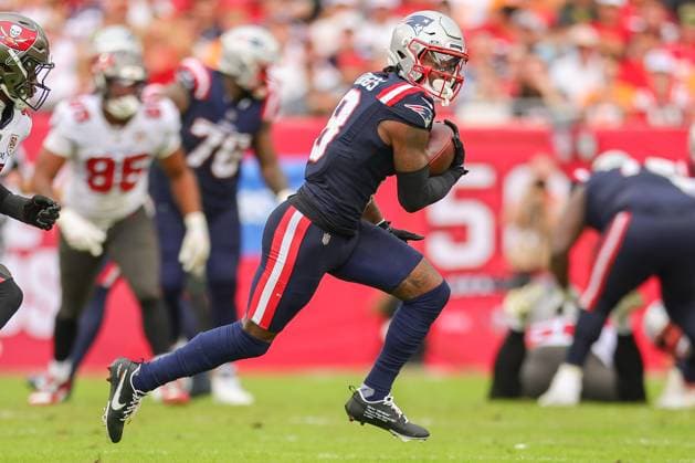 November 9, 2025, Tampa, Florida, USA: New England Patriots wide receiver STEFON DIGGS (8) runs the ball at the National Football League Week 10 game between the New England Patriots and the Tampa Bay Buccaneers, New England Patriots win 28-23, at Raymond James Stadium. Tampa USA - ZUMAs335 20251109_znp_s335_018 Copyright: xMatthewxSmithx