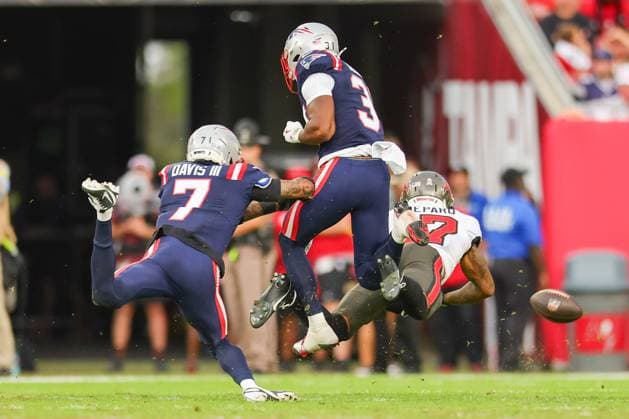 November 9, 2025, Tampa, Florida, USA: New England Patriots cornerback CARLTON DAVIS III (7) New England Patriots safety CRAIG WOODSON (31) and Tampa Bay Buccaneers wide receiver STERLING SHEPARD (17) scramble for the ball at the National Football League Week 10 game between the New England Patriots and the Tampa Bay Buccaneers, New England Patriots win 28-23, at Raymond James Stadium. Tampa USA - ZUMAs335 20251109_znp_s335_024 Copyright: xMatthewxSmithx