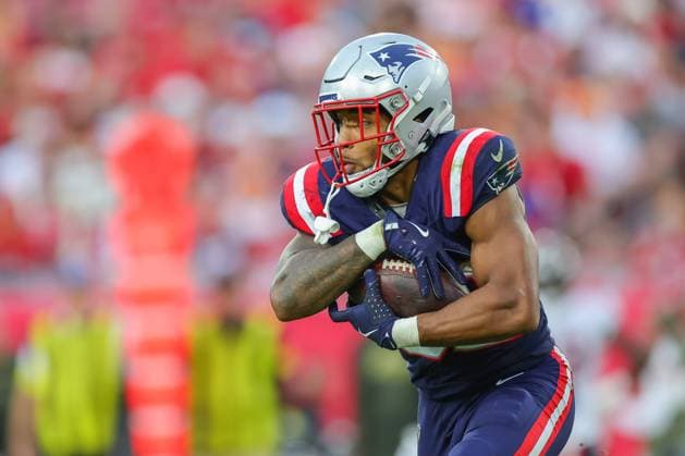 November 9, 2025, Tampa, Florida, USA: New England Patriots running back TREVEYON HENDERSON (32) runs the ball at the National Football League Week 10 game between the New England Patriots and the Tampa Bay Buccaneers, New England Patriots win 28-23, at Raymond James Stadium. Tampa USA - ZUMAs335 20251109_znp_s335_027 Copyright: xMatthewxSmithx