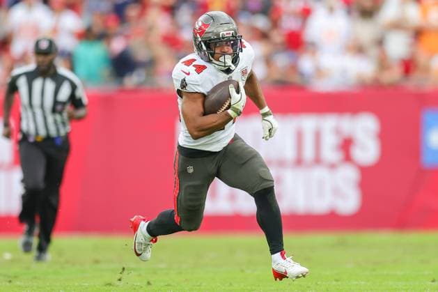 November 9, 2025, Tampa, Florida, USA: Tampa Bay Buccaneers running back SEAN TUCKER (44) runs down the field at the National Football League Week 10 game between the New England Patriots and the Tampa Bay Buccaneers, New England Patriots win 28-23, at Raymond James Stadium. Tampa USA - ZUMAs335 20251109_znp_s335_031 Copyright: xMatthewxSmithx