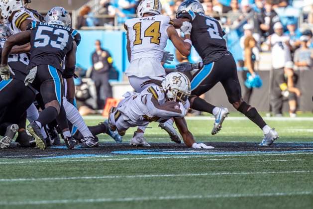 November 9, 2025, Charlotte, North Carolina, U.S: October 12, 2025, Charlotte, North Carolina, USA: New Orleans Saints running back Alvin Kamara (41) punches through the line for a first down during the second half of the game at Bank of America Stadium. The New Orleans Saints went on to win 17 to 7 over the Carolina Panthers. Charlotte U.S - ZUMAw123 20251109_fap_w123_038 Copyright: xJasonxWallex