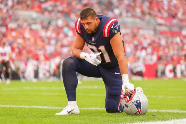 November 9, 2025, Tampa, Florida, USA: New England Patriots tight end AUSTIN HOOPER (81) kneels in the end zone before the third quarter at the National Football League Week 10 game between the New England Patriots and the Tampa Bay Buccaneers, New England Patriots win 28-23, at Raymond James Stadium. Tampa USA - ZUMAs335 20251109_znp_s335_001 Copyright: xMatthewxSmithx