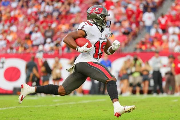 November 9, 2025, Tampa, Florida, USA: Tampa Bay Buccaneers wide receiver KAMERON JOHNSON (19) runs the ball down field at the National Football League Week 10 game between the New England Patriots and the Tampa Bay Buccaneers, New England Patriots win 28-23, at Raymond James Stadium. Tampa USA - ZUMAs335 20251109_znp_s335_002 Copyright: xMatthewxSmithx