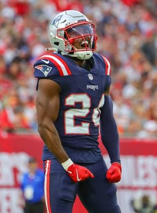 November 9, 2025, Tampa, Florida, USA: New England Patriots safety DELL PETTUS (24) celebrates at the National Football League Week 10 game between the New England Patriots and the Tampa Bay Buccaneers, New England Patriots win 28-23, at Raymond James Stadium. Tampa USA - ZUMAs335 20251109_znp_s335_003 Copyright: xMatthewxSmithx