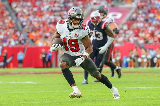 November 9, 2025, Tampa, Florida, USA: Tampa Bay Buccaneers wide receiver KAMERON JOHNSON (19) runs the ball down field at the National Football League Week 10 game between the New England Patriots and the Tampa Bay Buccaneers, New England Patriots win 28-23, at Raymond James Stadium. Tampa USA - ZUMAs335 20251109_znp_s335_004 Copyright: xMatthewxSmithx