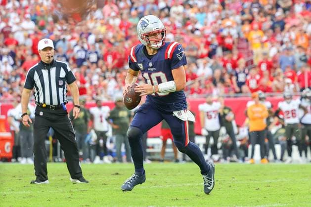 November 9, 2025, Tampa, Florida, USA: New England Patriots quarterback DRAKE MAYE (10) runs the ball down field at the National Football League Week 10 game between the New England Patriots and the Tampa Bay Buccaneers, New England Patriots win 28-23, at Raymond James Stadium. Tampa USA - ZUMAs335 20251109_znp_s335_006 Copyright: xMatthewxSmithx