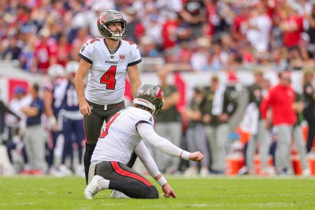 November 9, 2025, Tampa, Florida, USA: Tampa Bay Buccaneers kicker CHASE MCLAUGHLIN (4) looks to kick a field goal at the National Football League Week 10 game between the New England Patriots and the Tampa Bay Buccaneers, New England Patriots win 28-23, at Raymond James Stadium. Tampa USA - ZUMAs335 20251109_znp_s335_008 Copyright: xMatthewxSmithx