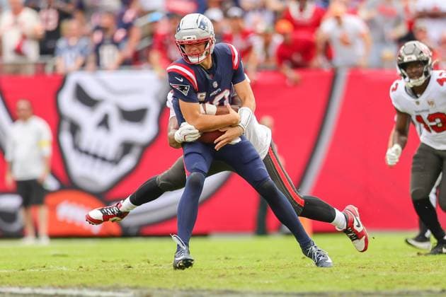 November 9, 2025, Tampa, Florida, USA: New England Patriots quarterback DRAKE MAYE (10) is sacked by the Tampa Bay Buccaneers at the National Football League Week 10 game between the New England Patriots and the Tampa Bay Buccaneers, New England Patriots win 28-23, at Raymond James Stadium. Tampa USA - ZUMAs335 20251109_znp_s335_011 Copyright: xMatthewxSmithx
