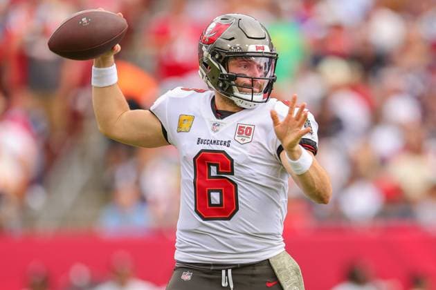November 9, 2025, Tampa, Florida, USA: Tampa Bay Buccaneers quarterback BAKER MAYFIELD (6) looks for a pass at the National Football League Week 10 game between the New England Patriots and the Tampa Bay Buccaneers, New England Patriots win 28-23, at Raymond James Stadium. Tampa USA - ZUMAs335 20251109_znp_s335_012 Copyright: xMatthewxSmithx