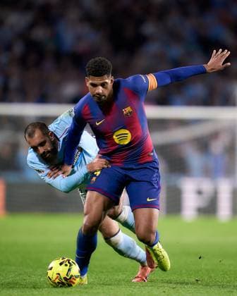 ESP: RC Celta - FC Barcelona, Barca Liga match 2025-2026, Date 12 Ronald Araujo of FC Barcelona and Borja Iglesias of RC Celta during the La Liga match 2025-2026, date 12 between RC Celta and FC Barcelona played at Abanca Balaidos Stadium on November 09, 2025 in Vigo, Spain. kpng Copyright: xPedroxOMinax xPRESSINx PM_251109_CEL_BAR_024