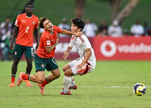 Portugal v Japan: Group B - FIFA U-17 World Cup Qatar 2025 Taiga Seguchi (R) of Japan and Joao Aragao of Portugal in action during the FIFA U-17 World Cup Qatar 2025 Group B match between Portugal and Japan in Doha, Qatar, on November 9, 2025. DOHA Qatar Copyright: xNOUSHADxTHEKKAYILx