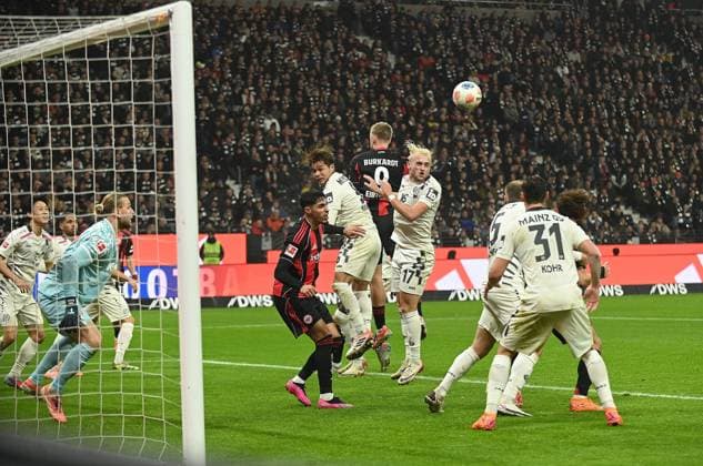 09 11 2025 xhpx Frankfurt am Main, Deutsche Bank Park Bundesliga Season 2025 2026 Eintracht Frankfurt 1 FSV Mainz 05 in front of the goal by goalkeeper Robin Zentner 27, FSV Mainz Jonathan Burkhardt 9, Eintracht Frankfurt against Kaishu Sano 6, FSV Mainz and Benedict Hollerbach 17, FSV Mainz DFL DFB REGULATIONS PROHIBIT ANY USE OF PHOTOGRAPHS AS IMAGE SEQUENCES AND OR QUASI VIDEO