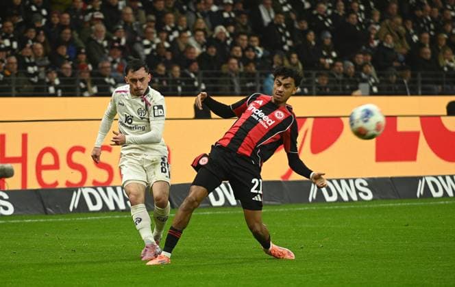 09 11 2025 xhpx Frankfurt am Main, Deutsche Bank Park Bundesliga Season 2025 2026 Eintracht Frankfurt 1 FSV Mainz 05 Paul Nebel 8, FSV Mainz vs Nathaniel Brown 21, Eintracht Frankfurt DFL DFB REGULATIONS PROHIBIT ANY USE OF PHOTOGRAPHS AS IMAGE SEQUENCES AND OR QUASI VIDEO
