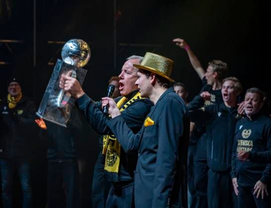 SÖLVESBORG 2025 11 09 Sports director Hasse Larsson with the trophy as Mjällby is celebrated during the municipality s official celebration in Innerhamnen in Sölvesborg on Sunday to mark the club s Swedish Championship gold in football SÖLVESBORG SWEDEN x50090x  Copyright: xJohanxNilssonx xTTx ALLSWEDEN MJÄLLBY HEDGEHOG