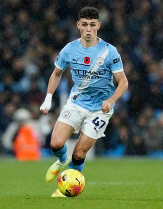 Manchester, England, 9th November 2025. Phil Foden of Manchester City during the Manchester City vs Liverpool Premier League match at the Etihad Stadium, Manchester. Picture credit should read: Andrew Yates Sportimage EDITORIAL USE ONLY. No use with unauthorised audio, video, data, fixture lists, club league logos or live services. Online in-match use limited to 120 images, no video emulation. No use in betting, games or single club league player publications. SPI_148_AY_Man_City_Liverpool SPI-4280-0136