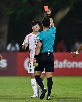 Portugal v Japan: Group B - FIFA U-17 World Cup Qatar 2025 Referee Fernando Vejar of Chile show the red card to Kaiji Chonan (L) of Japan during the FIFA U-17 World Cup Qatar 2025 Group B match between Portugal and Japan in Doha, Qatar, on November 9, 2025. DOHA Qatar Copyright: xNOUSHADxTHEKKAYILx