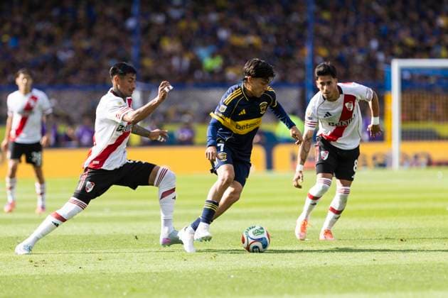 Boca Juniors v River Plate - Torneo Apertura Betano 2025 Exequiel Zeballos of Boca Juniors is in action during a match between Boca Juniors and River Plate as part of Torneo Clausura 2025 at La Bombonera stadium in Buenos Aires, Argentina, on November 9, 2025. Buenos Aires Argentina  Copyright: xMatiasxBagliettox originalFilename:baglietto-notitle251109_npTh3.jpg