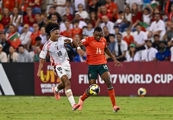 Portugal v Japan: Group B - FIFA U-17 World Cup Qatar 2025 Jelani Ren Makinose (R) of Japan and Ricardo Neto of Portugal in action during the FIFA U-17 World Cup Qatar 2025 Group B match between Portugal and Japan in Doha, Qatar, on November 9, 2025. DOHA Qatar Copyright: xNOUSHADxTHEKKAYILx