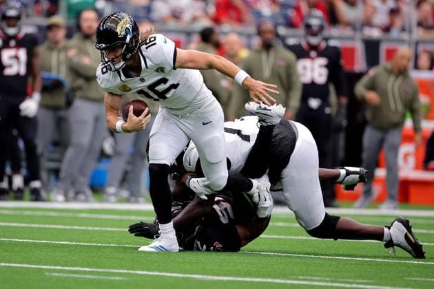 November 9, 2025, Houston, Texas, U.S: Jacksonville Jaguars quarterback Trevor Lawrence (16) carries the ball upfield on a quarterback scramble during the third quarter of the NFL, American Football Herren, USA game between the Houston Texans and the Jacksonville Jaguars at NRG Stadium in Houston, TX on November 9, 2025. Houston won, 36-29. Houston U.S - ZUMAw137 20251109_aap_w137_070 Copyright: xErikxWilliamsx