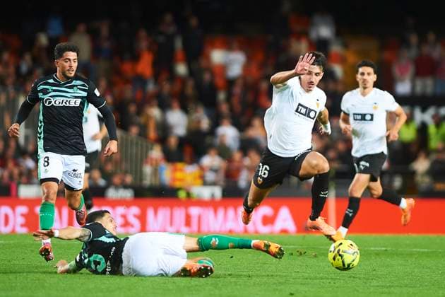 Diego Lopez (Valencia CF) and Marc Bartra (Real Betis) during the LaLiga EA Sports match between Valencia CF and Real Betis at Estadio de Mestalla on November 9, 2025 in Valencia, Spain. (Photo by Maria Jose Segovia DeFodi Images) Diego Lopez Valencia CF and Marc Bartra Real Betis during the LaLiga EA Sports match between Valencia CF and Real Betis at Estadio de Mestalla on November 9, 2025 in Valencia, Spain Photo by Maria Jose Segovia DeFodi Images