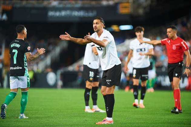 Jose Manuel Arias Copete (Valencia CF) during the LaLiga EA Sports match between Valencia CF and Real Betis at Estadio de Mestalla on November 9, 2025 in Valencia, Spain. (Photo by Maria Jose Segovia DeFodi Images) Jose Manuel Arias Copete Valencia CF during the LaLiga EA Sports match between Valencia CF and Real Betis at Estadio de Mestalla on November 9, 2025 in Valencia, Spain Photo by Maria Jose Segovia DeFodi Images