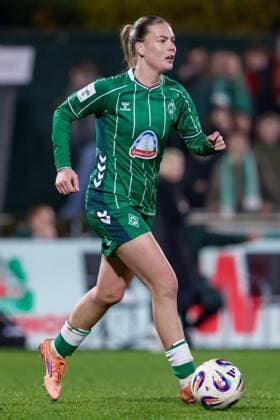 Juliane Wirtz SV Werder Bremen, 28 on the ball, cropped image, single image, full body, action, action, game scene, THE DFB REGULATIONS PROHIBIT ANY USE OF PHOTOGRAPHS AS IMAGE SEQUENCES AND OR QUASI VIDEO , 09 11 2025, Bremen Germany , Football, Google Pixel Womens Bundesliga, SV Werder Bremen RB Leipzig xobx