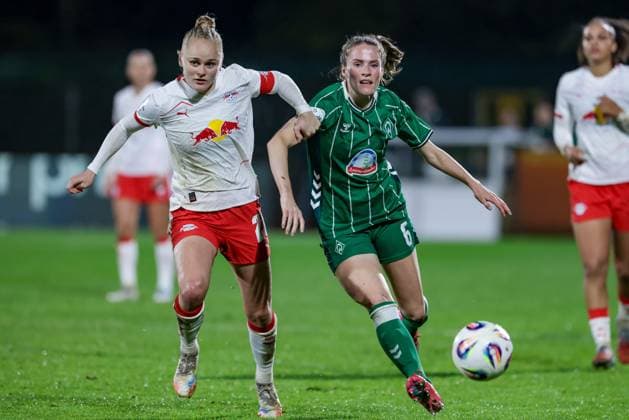 from left Victoria Krug RB Leipzig, 20 and Reena Wichmann SV Werder Bremen, 6 in a duel, dynamic, action, action, game scene, THE DFB REGULATIONS PROHIBIT ANY USE OF PHOTOGRAPHS AS IMAGE SEQUENCES AND OR QUASI VIDEO , 09 11 2025, Bremen Germany , Football, Google Pixel Womens Bundesliga, SV Werder Bremen RB Leipzig xobx