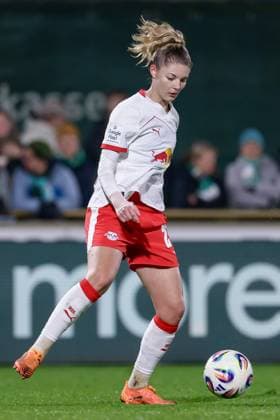 Julia Landenberger RB Leipzig, 21 on the ball, cropped image, single image, full body, action, action, game scene, THE DFB REGULATIONS PROHIBIT ANY USE OF PHOTOGRAPHS AS IMAGE SEQUENCES AND OR QUASI VIDEO , 09 11 2025, Bremen Germany , Football, Google Pixel Womens Bundesliga, SV Werder Bremen RB Leipzig xobx
