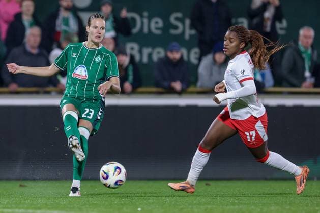 from left Hanna Nemeth SV Werder Bremen, 23 and Delice Boboy RB Leipzig, 17 in a duel, dynamic, action, action, game scene, THE DFB REGULATIONS PROHIBIT ANY USE OF PHOTOGRAPHS AS IMAGE SEQUENCES AND OR QUASI VIDEO , 09 11 2025, Bremen Germany , Football, Google Pixel Womens Bundesliga, SV Werder Bremen RB Leipzig xobx