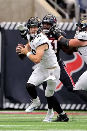 November 9, 2025, Houston, Texas, U.S: Jacksonville Jaguars quarterback Trevor Lawrence (16) eludes Houston Texans defensive end Will Anderson Jr. (51) during the second quarter of the NFL, American Football Herren, USA game between the Houston Texans and the Jacksonville Jaguars at NRG Stadium in Houston, TX on November 9, 2025. Houston won, 36-29. Houston U.S - ZUMAw137 20251109_aap_w137_038 Copyright: xErikxWilliamsx