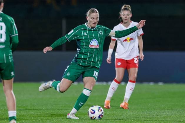 Lina Hausicke SV Werder Bremen, 18 on the ball, single image, full body, action, action, game scene, THE DFB GUIDELINES PROHIBIT ANY USE OF PHOTOGRAPHS AS IMAGE SEQUENCES AND OR QUASI VIDEO DFB REGULATIONS PROHIBIT ANY USE OF PHOTOGRAPHS AS IMAGE SEQUENCES AND OR QUASI VIDEO , 09 11 2025, Bremen Germany , Soccer, Google Pixel Womens Bundesliga, SV Werder Bremen RB Leipzig xobx