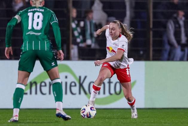 Lou Ann Joly RB Leipzig, 6 on the ball, single image, full body, action, action, match scene, THE DFB GUIDELINES PROHIBIT ANY USE OF PHOTOGRAPHS AS IMAGE SEQUENCES AND OR QUASI VIDEO DFB REGULATIONS PROHIBIT ANY USE OF PHOTOGRAPHS AS IMAGE SEQUENCES AND OR QUASI VIDEO , 09 11 2025, Bremen Germany , Soccer, Google Pixel Womens Bundesliga, SV Werder Bremen RB Leipzig xobx