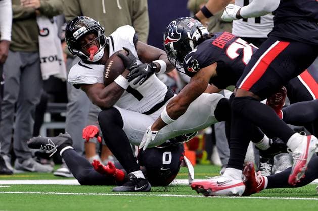 November 9, 2025, Houston, Texas, U.S: Jacksonville Jaguars running back Travis Etienne Jr. (1) is tackled by Houston Texans cornerback Myles Bryant (25) while carrying the ball during the third quarter of the NFL, American Football Herren, USA game between the Houston Texans and the Jacksonville Jaguars at NRG Stadium in Houston, TX on November 9, 2025. Houston won, 36-29. Houston U.S - ZUMAw137 20251109_aap_w137_046 Copyright: xErikxWilliamsx