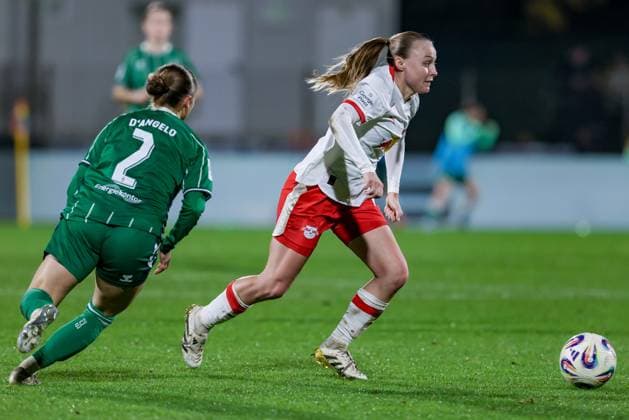 from left Chiara D Angelo SV Werder Bremen, 2 and Lou Ann Joly RB Leipzig, 6 in duel, duel, dynamics, action, action, game scene, THE DFB REGULATIONS PROHIBIT ANY USE OF PHOTOGRAPHS AS IMAGE SEQUENCES AND OR QUASI VIDEO , 09 11 2025, Bremen Germany , Football, Google Pixel Womens Bundesliga, SV Werder Bremen RB Leipzig xobx