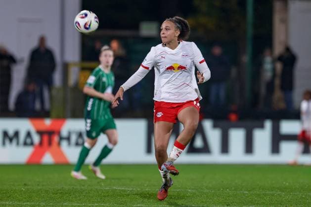 Lisa Baum RB Leipzig, 11 on the ball, single image, full body, action, action scene, THE DFB GUIDELINES PROHIBIT ANY USE OF PHOTOGRAPHS AS IMAGE SEQUENCES AND OR QUASI VIDEO, 09 11 2025, Bremen Germany , Football, Google Pixel Women Bundesliga, SV Werder Bremen RB Leipzig xobx