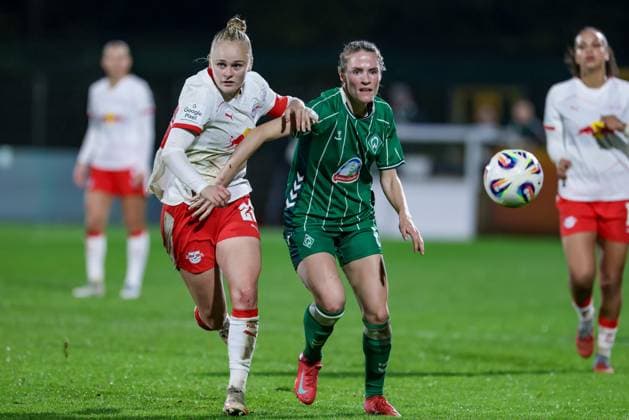 from left Victoria Krug RB Leipzig, 20 and Reena Wichmann SV Werder Bremen, 6 in a duel, dynamic, action, action, game scene, THE DFB REGULATIONS PROHIBIT ANY USE OF PHOTOGRAPHS AS IMAGE SEQUENCES AND OR QUASI VIDEO , 09 11 2025, Bremen Germany , Football, Google Pixel Womens Bundesliga, SV Werder Bremen RB Leipzig xobx