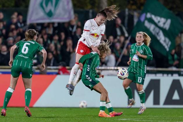 from left Annabel Schasching RB Leipzig, 16 and Amira Arfaoui SV Werder Bremen, 8 in a duel, dynamic, action, action, game scene, THE DFB REGULATIONS PROHIBIT ANY USE OF PHOTOGRAPHS AS IMAGE SEQUENCES AND OR QUASI VIDEO , 09 11 2025, Bremen Germany , Football, Google Pixel Womens Bundesliga, SV Werder Bremen RB Leipzig xobx