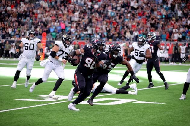 November 9, 2025, Houston, Texas, U.S: Houston Texans defensive tackle Sheldon Rankins (90) recovers a fumble and carries the ball for a touchdown as time expires during the fourth quarter of the NFL, American Football Herren, USA game between the Houston Texans and the Jacksonville Jaguars at NRG Stadium in Houston, TX on November 9, 2025. Houston won, 36-29. Houston U.S - ZUMAw137 20251109_aap_w137_076 Copyright: xErikxWilliamsx