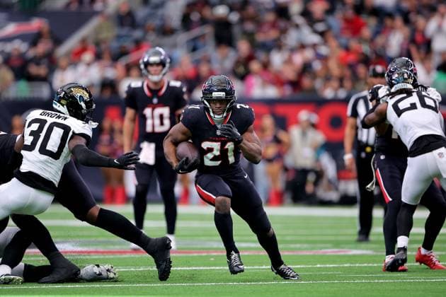 November 9, 2025, Houston, Texas, U.S: Houston Texans running back Nick Chubb (21) carries the ball upfield during the fourth quarter of the NFL, American Football Herren, USA game between the Houston Texans and the Jacksonville Jaguars at NRG Stadium in Houston, TX on November 9, 2025. Houston won, 36-29. Houston U.S - ZUMAw137 20251109_aap_w137_079 Copyright: xErikxWilliamsx