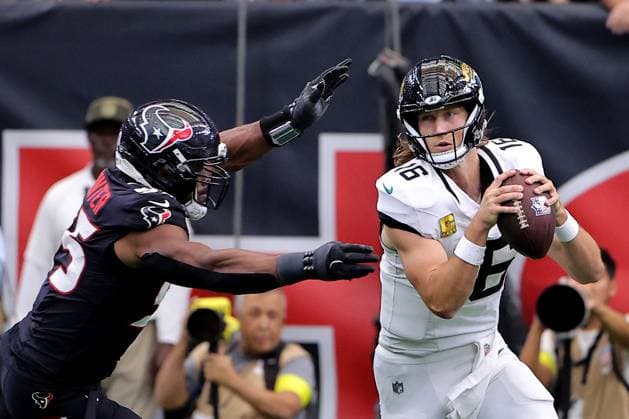 November 9, 2025, Houston, Texas, U.S: Houston Texans defensive end Danielle Hunter (55) pursues Jacksonville Jaguars quarterback Trevor Lawrence (16)during the fourth quarter of the NFL, American Football Herren, USA game between the Houston Texans and the Jacksonville Jaguars at NRG Stadium in Houston, TX on November 9, 2025. Houston won, 36-29. Houston U.S - ZUMAw137 20251109_aap_w137_081 Copyright: xErikxWilliamsx