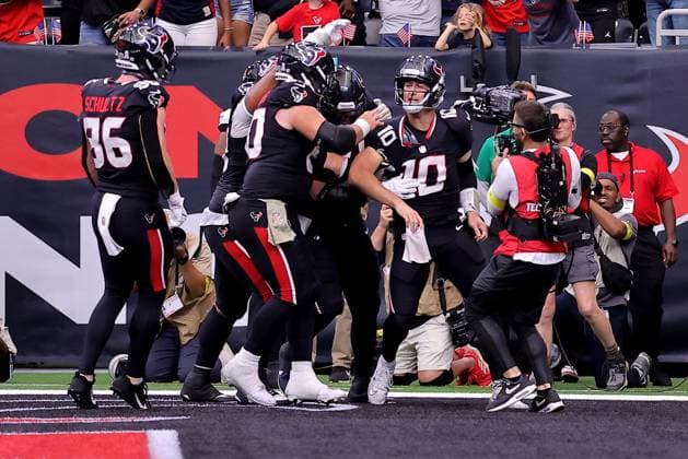 November 9, 2025, Houston, Texas, U.S: Houston Texans quarterback Davis Mills (10) is congratulated by teammates after a touchdown run during the fourth quarter of the NFL, American Football Herren, USA game between the Houston Texans and the Jacksonville Jaguars at NRG Stadium in Houston, TX on November 9, 2025. Houston won, 36-29. Houston U.S - ZUMAw137 20251109_aap_w137_104 Copyright: xErikxWilliamsx