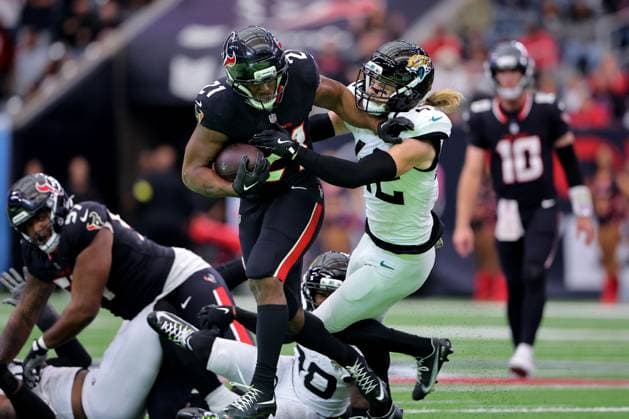 November 9, 2025, Houston, Texas, U.S: Houston Texans running back Nick Chubb (21) is tackled by Jacksonville Jaguars safety Andrew Wingard (42) while carrying the ball upfield during the fourth quarter of the NFL, American Football Herren, USA game between the Houston Texans and the Jacksonville Jaguars at NRG Stadium in Houston, TX on November 9, 2025. Houston won, 36-29. Houston U.S - ZUMAw137 20251109_aap_w137_089 Copyright: xErikxWilliamsx
