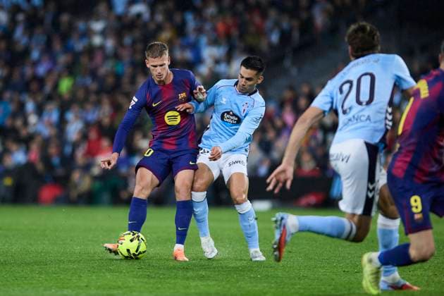 RC Celta de Vigo v FC Barcelona, Barca - LaLiga EA Sports VIGO, SPAIN - NOVEMBER 9: Dani Olmo of FC Barcelona competes for the ball with Hugo Sotelo of Celta de Vigo during to the LaLiga EA Sports match between RC Celta de Vigo and FC Barcelona at Abanca Balaidos stadium on November 9, 2025 in Vigo, Spain. (Photo by Diego Simon Photo Players Images Magara Press) Vigo Abanca Balaidos Stadium Spain Copyright: xDiegoxSimonx