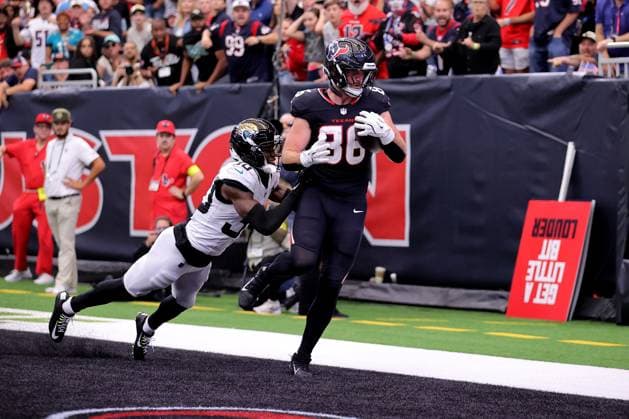 November 9, 2025, Houston, Texas, U.S: Houston Texans tight end Dalton Schultz (86) makes a catch for a touchdown during the fourth quarter of the NFL, American Football Herren, USA game between the Houston Texans and the Jacksonville Jaguars at NRG Stadium in Houston, TX on November 9, 2025. Houston won, 36-29. Houston U.S - ZUMAw137 20251109_aap_w137_088 Copyright: xErikxWilliamsx