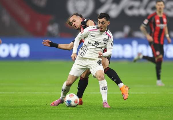 09 11 2025, Soccer Bundesliga, Eintracht Frankfurt 1 FSV Mainz 05, v l , Paul Nebel FSV Mainz 05 , Arthur Theate Eintracht Frankfurt DFL DFB REGULATIONS PROHIBIT ANY USE OF PHOTOGRAPHS AS IMAGE SEQUENCES AND OR QUASI VIDEO xdcx Copyright: HMBxMedia Claus