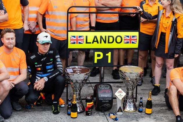 09.11.2025, Autodromo Jose Carlos Pace, Interlagos, Formula 1 MSC Cruises Grande Premio de Sao Paulo 2025 , im Bild Sieger Lando Norris (GBR), McLaren F1 Team feiert mit seinem Team. (Photo by Hasan Bratic DeFodi Images) 09 11 2025, Autodromo Jose Carlos Pace, Interlagos, Formula 1 MSC Cruises Grande Premio de Sao Paulo 2025 , in the picture winner Lando Norris GBR , McLaren F1 Team celebrates with his team Photo by Hasan Bratic DeFodi Images