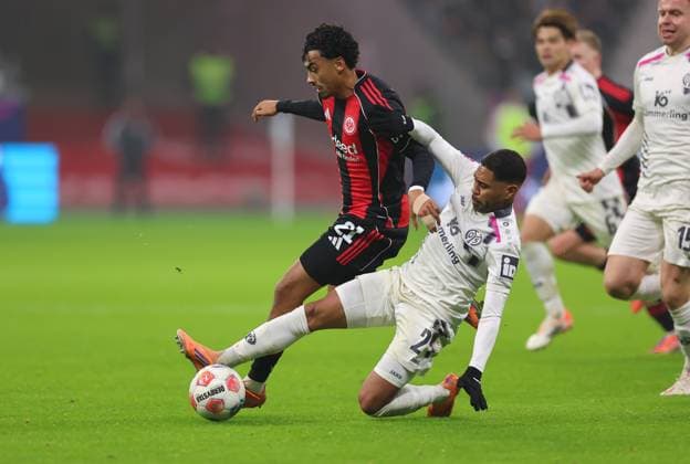 09 11 2025, Soccer Bundesliga, Eintracht Frankfurt 1 FSV Mainz 05, v l , Nathaniel Brown Eintracht Frankfurt , Phillipp Mwene FSV Mainz 05 DFL DFB REGULATIONS PROHIBIT ANY USE OF PHOTOGRAPHS AS IMAGE SEQUENCES AND OR QUASI VIDEO xdcx Copyright: HMBxMedia Claus