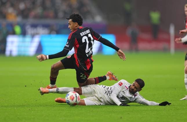 09 11 2025, Soccer Bundesliga, Eintracht Frankfurt 1 FSV Mainz 05, v l , Nathaniel Brown Eintracht Frankfurt , Phillipp Mwene FSV Mainz 05 DFL DFB REGULATIONS PROHIBIT ANY USE OF PHOTOGRAPHS AS IMAGE SEQUENCES AND OR QUASI VIDEO xdcx Copyright: HMBxMedia Claus