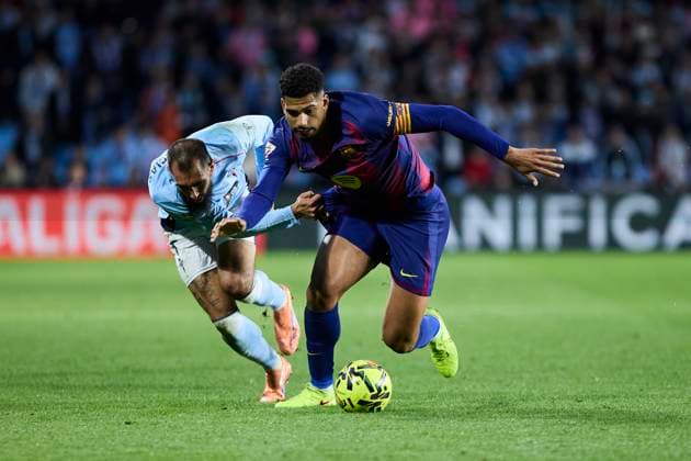 RC Celta de Vigo v FC Barcelona, Barca - LaLiga EA Sports VIGO, SPAIN - NOVEMBER 9: Ronald Araujo of FC Barcelona competes for the ball with Borja Iglesias of Celta de Vigo during to the LaLiga EA Sports match between RC Celta de Vigo and FC Barcelona at Abanca Balaidos stadium on November 9, 2025 in Vigo, Spain. (Photo by Diego Simon Photo Players Images Magara Press) Vigo Abanca Balaidos Stadium Spain Copyright: xDiegoxSimonx